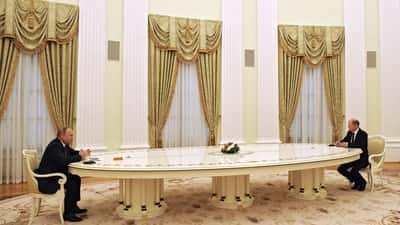 Wladimir Putin und Bundeskanzler Olaf Scholz beim diplomatischen Gespräch — IStGH-Haftbefehl und Sanktionen im Fokus