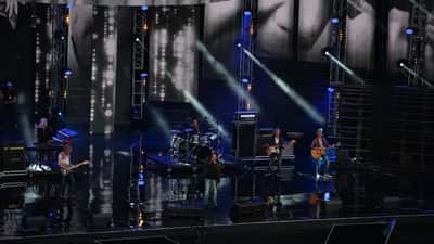 Antonello Venditti sul palco al Wind Music Awards, cantautore italiano
