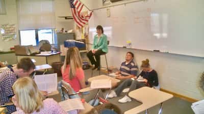 Estudiante y profesora en un aula de secundaria en Estados Unidos