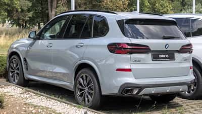 BMW X5 G05 SUV auf einer Straße – Vorgänger des neuen BMW X5 G65 mit fünf Antriebsvarianten