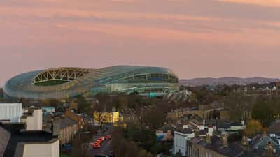 Aviva Stadium i Dublin vid skymning med stadsutsikt, Irlands nationalarena värd för Arsenal mot Real Betis