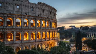 Colosseum i Rom set udefra, ikonisk turistdestination i Italien