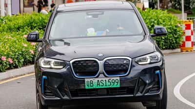 BMW iX3 Elektro-SUV, weißes Fahrzeug in der Seitenansicht