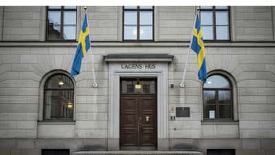 Exteriör av ett svenskt tingsrättshus på en grå vårdag, symboliserande rättvisa och brottsoffrens rättigheter