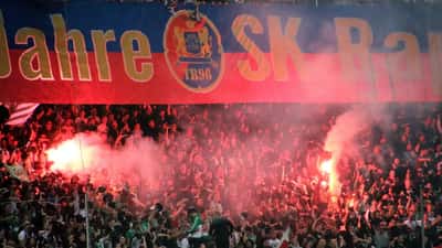 Österreichisches Bundesliga-Fußballspiel im Stadion mit Fans auf den Tribünen