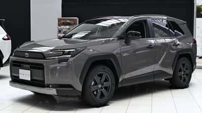Toyota RAV4 Hybrid Adventure 2025 garé en extérieur, vue de face trois quarts