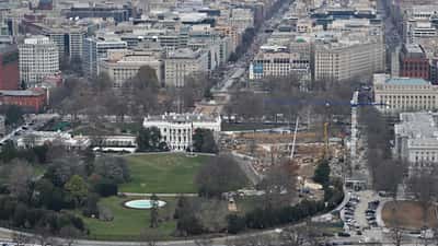 La Polémica del Salón de la Casa Blanca: Lo Que Todo Dueño de Casa Debe Saber Antes de Contratar una Remodelación