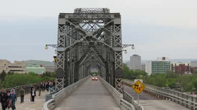 Le pont Alexandra vu du côté d'Ottawa, relie Ottawa à Gatineau depuis 1900