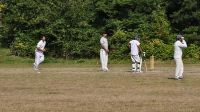 Séquence de lancer au cricket illustrant la biomécanique du fast bowling et les risques de blessure au dos