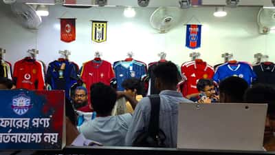 Fans achetant des maillots FIFA World Cup 2026 dans une boutique, avant la saisie record de 16 000 contrefaçons à Toronto