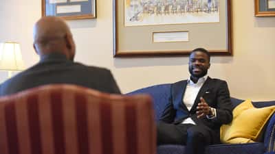 Frances Tiafoe in actie op de tennisbaan tijdens de US Open 2026 halve finale