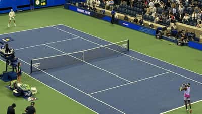 Frances Tiafoe in azione ai quarti di finale degli US Open 2024 contro Grigor Dimitrov