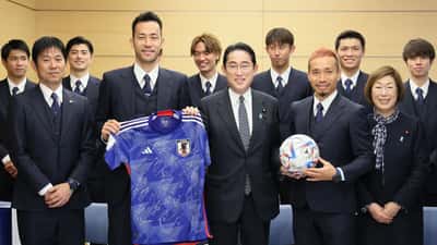 Japanisches Fußballnationalteam nach der Weltmeisterschaft mit Premierminister