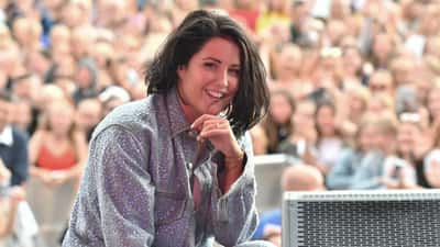 Molly Sandén uppträder på scen, fotad av Johan Jönsson vid Malmöfestivalen