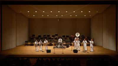 Militärkapelle in Uniform spielt auf einer Bühne
