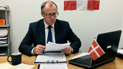 Dansk erhvervsadvokat gennemgår EU-sanktionsdokumenter på kontor i København