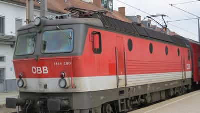 ÖBB-Zug am Bahnhof Krems an der Donau, Österreich