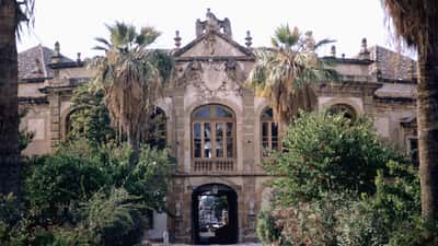 Villa Palagonia a Bagheria, Sicilia, storica villa barocca con statue sul muro di cinta