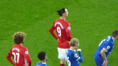 Spillere fra Manchester United og Everton i aktion under Premier League-kamp
