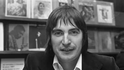 Serge Lama, chanteur français, signant des disques pour ses fans