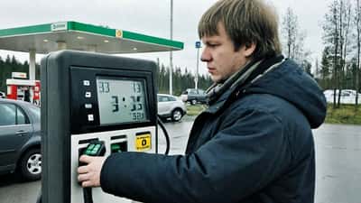 Öljyn hintashokki 2026: mitä +45 % nousu tarkoittaa Suomen autoilijalle — ja miten reagoida?