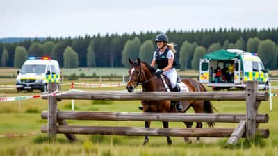 Rytter på hest i norsk feltrittløype med hinderbane og medisinsk beredskap
