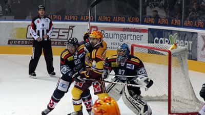 HC Ambrì-Piotta spelare i action under NLA-match mot Genève-Servette HC