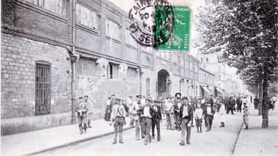Ouvriers sortant d'une verrerie française, photographie historique