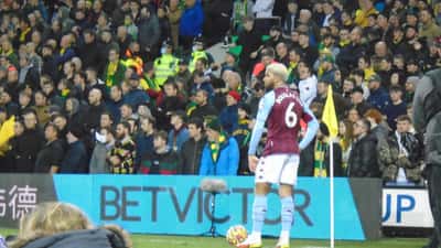 Douglas Luiz centrocampista in azione con la maglia dell'Aston Villa in Premier League