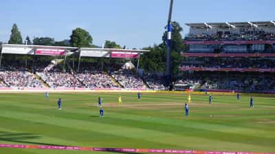 Partita di cricket T20 internazionale tra India e Australia allo stadio con giocatori in campo