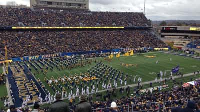 Jugadores de West Virginia Mountaineers entrando al campo Milan Puskar Stadium antes del partido