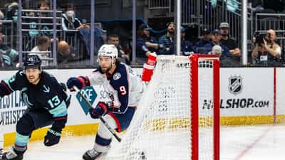 Columbus Blue Jackets -pelaajat jäähallissa intensiivisessä harjoitustilanteessa