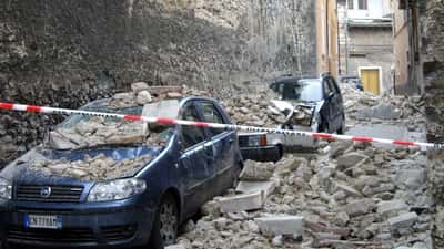 Maanjäristyksen vaurioittama rakennus Italian L'Aquilassa