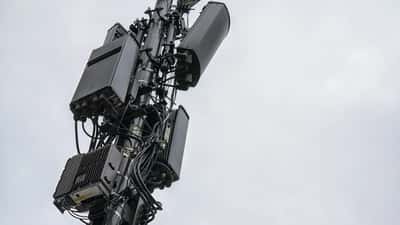 Antenas de un equipo celular 5G en una torre de telefonía móvil estadounidense