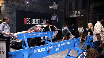 Estande do Resident Evil 2 Remake em evento de games com display de gameplay