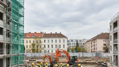 Bauarbeiter beim Spatenstich für neuen Gemeindebau in Wien