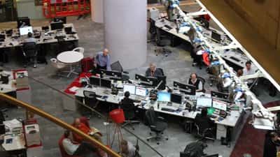 Salle de rédaction BBC Broadcasting House avec journalistes aux postes de travail