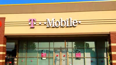 Tienda T-Mobile en Estados Unidos con logotipo rosa característico