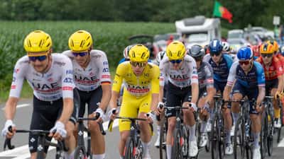 Tadej Pogačar og UAE-holdet foran feltet under bjergetape i Tour de France