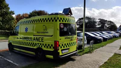 Falck ambulance set bagfra på en vej i Region Syddanmark
