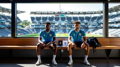 Footballeur capverdien tenant deux passeports sur un banc de stade à Atlanta, Coupe du Monde 2026