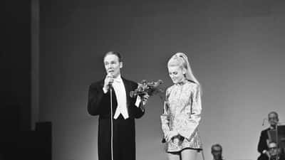 Peggy March, amerikanische Schlagersängerin, auf der Bühne