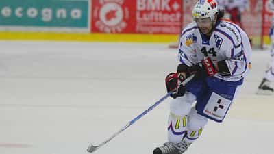 Andres Ambühl, joueur de hockey du HC Davos, en action sur la glace