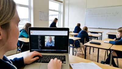 Kennari notar gervigreindartæki á fartölvu í íslenskum skólasal