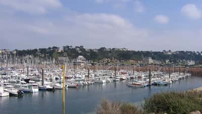 La marina de Trébeurden en Bretagne, station touristique des Côtes-d'Armor