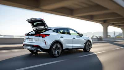 Capot de voiture ouvert avec de la fumée s'échappant du compartiment moteur
