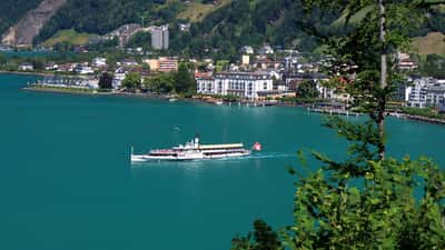 Vue de Brunnen sur le lac des Quatre-Cantons dans le canton de Schwyz, Suisse