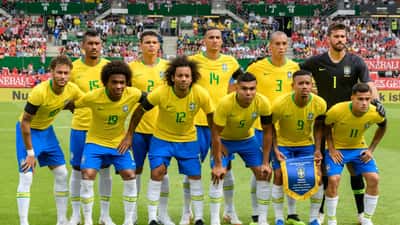 Selección de fútbol de Brasil posando para foto grupal en partido amistoso FIFA
