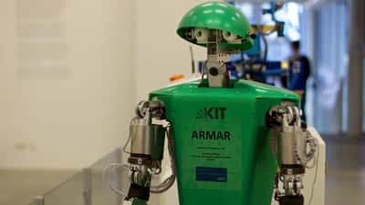 Robot de service anthropomorphique autonome similaire à ASUS Kairo, illustrant le type de robot IA pour PME