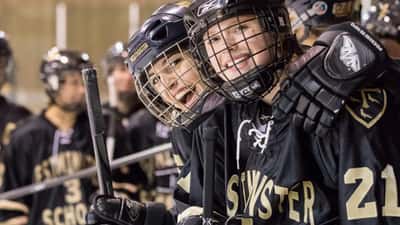 Joueuses de hockey sur glace en action sur la patinoire — blessures sportives et prévention pour les hockeyeurs 2026